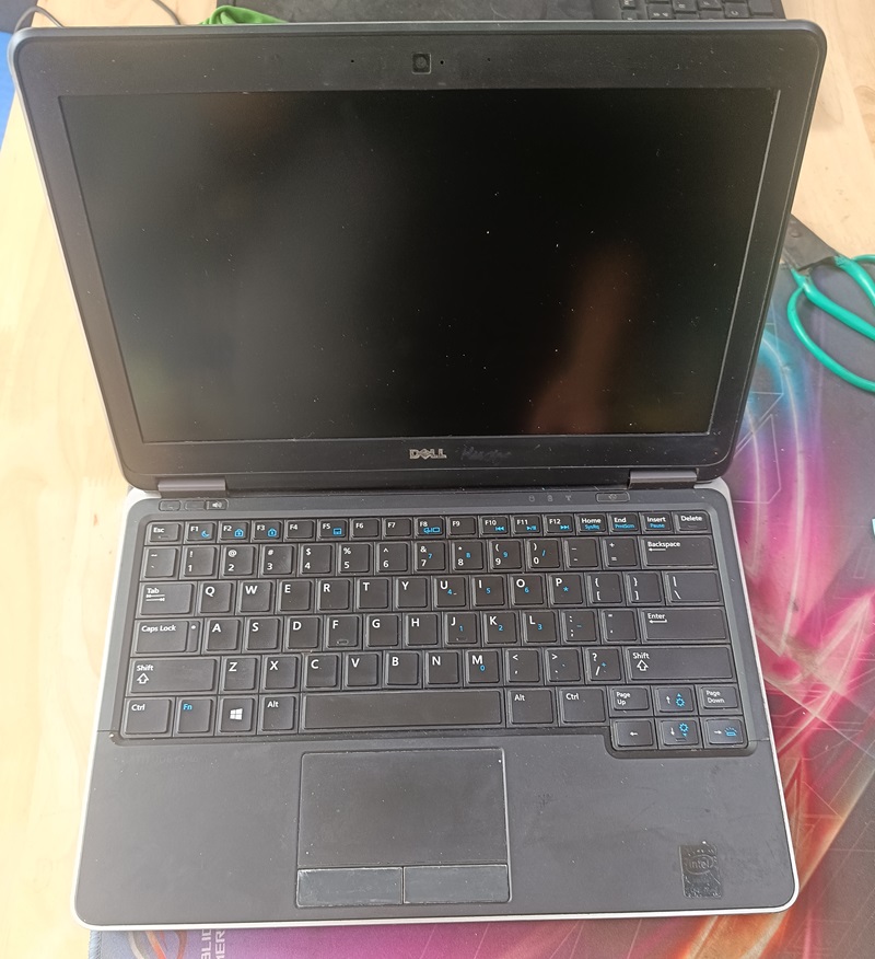 Dell Latitude E7240 mặt B, C