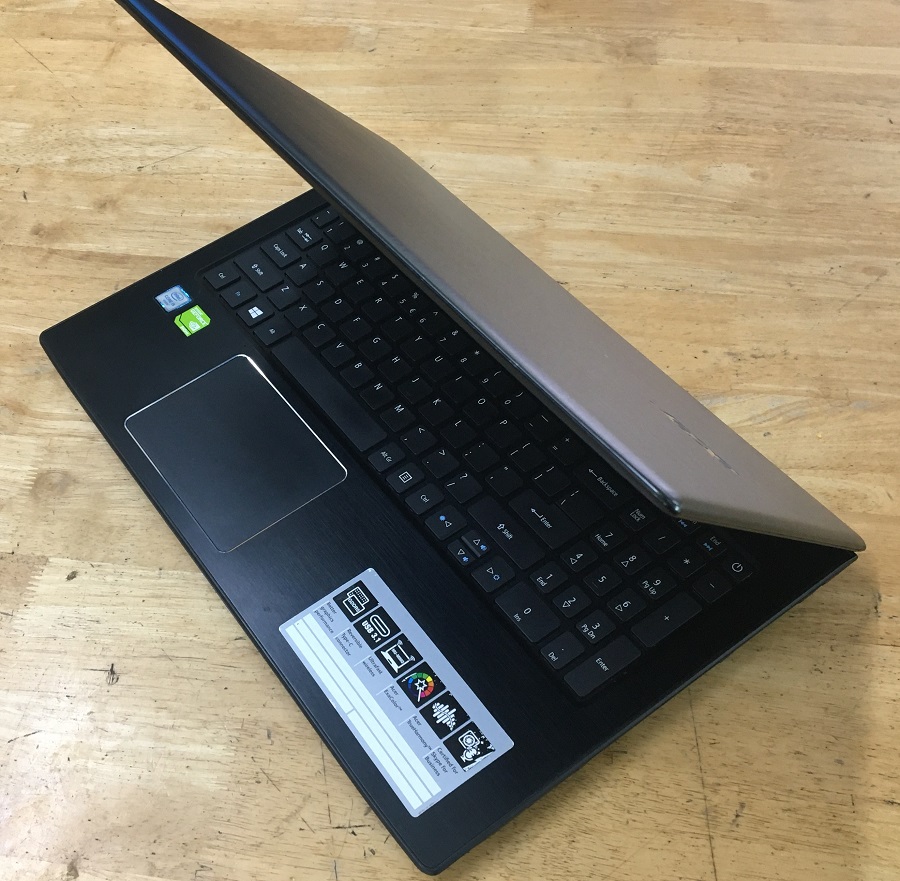 góc trái laptop acer E5-575