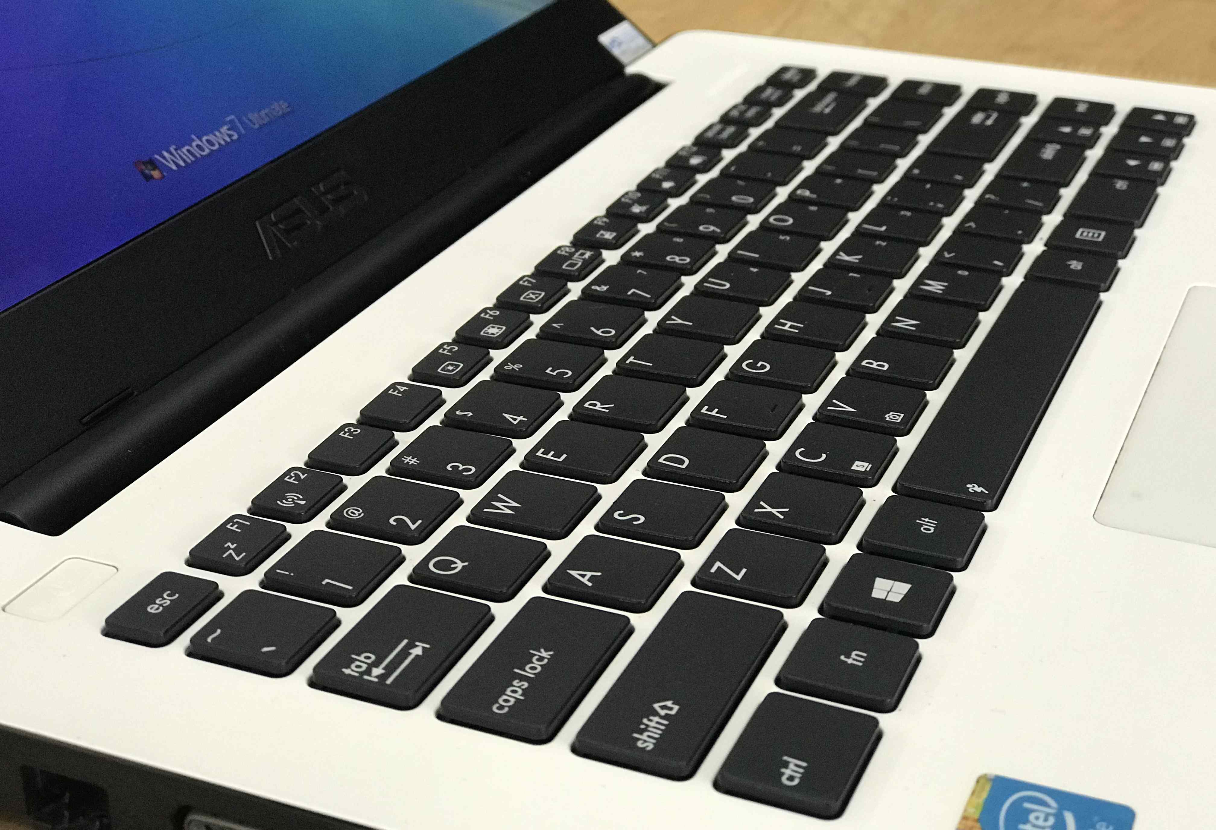 bán laptop cũ asus x453m màu trằng