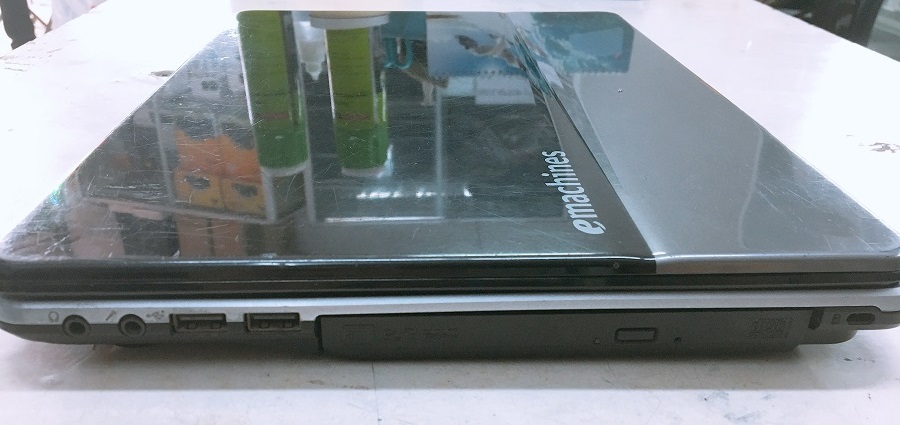 ben phải laptop acer D730