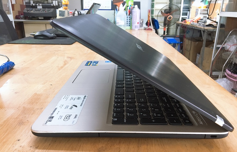 cạnh phải laptop asus A540