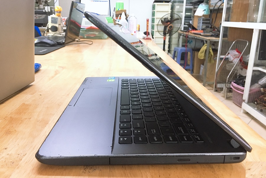 cạnh phải laptop asus x450