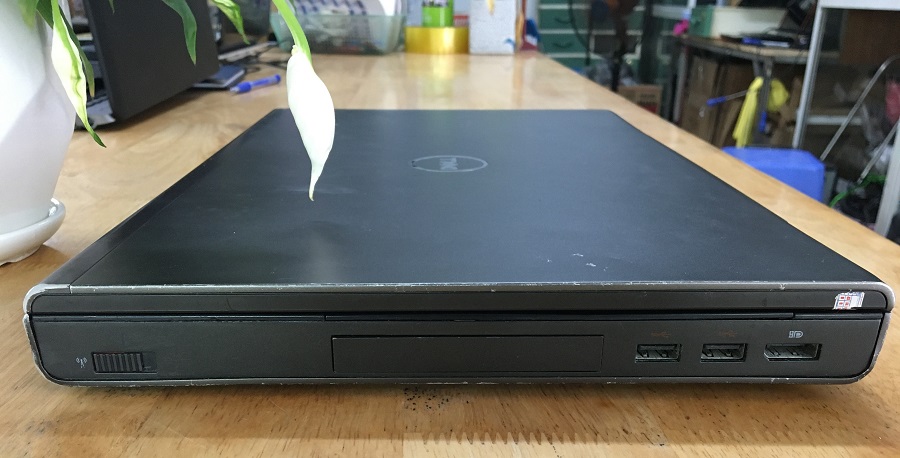 cạnh phải laptop Dell M4600