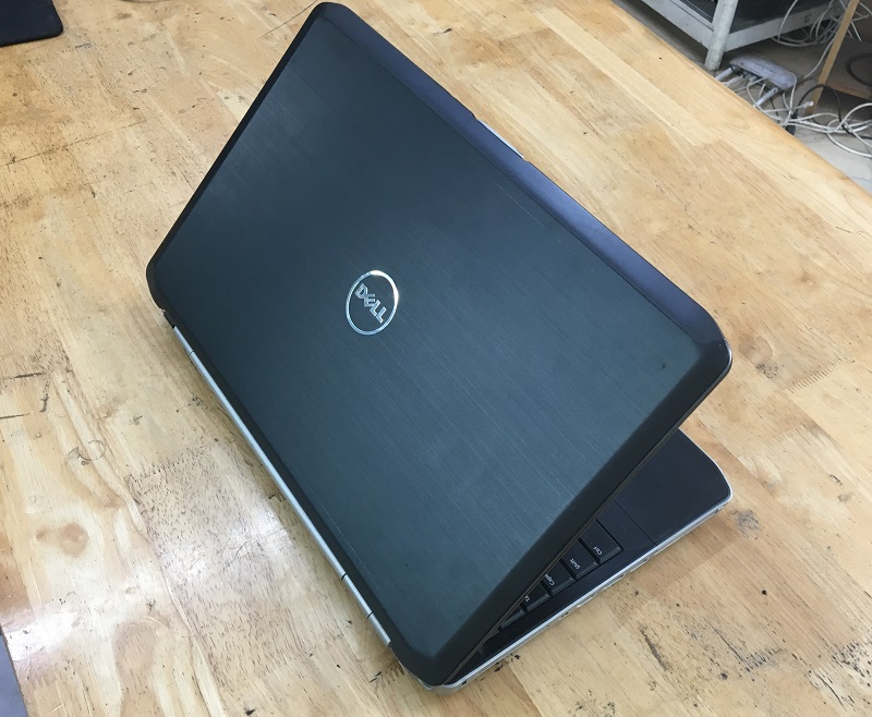 cạnh sau laptop dell E5520