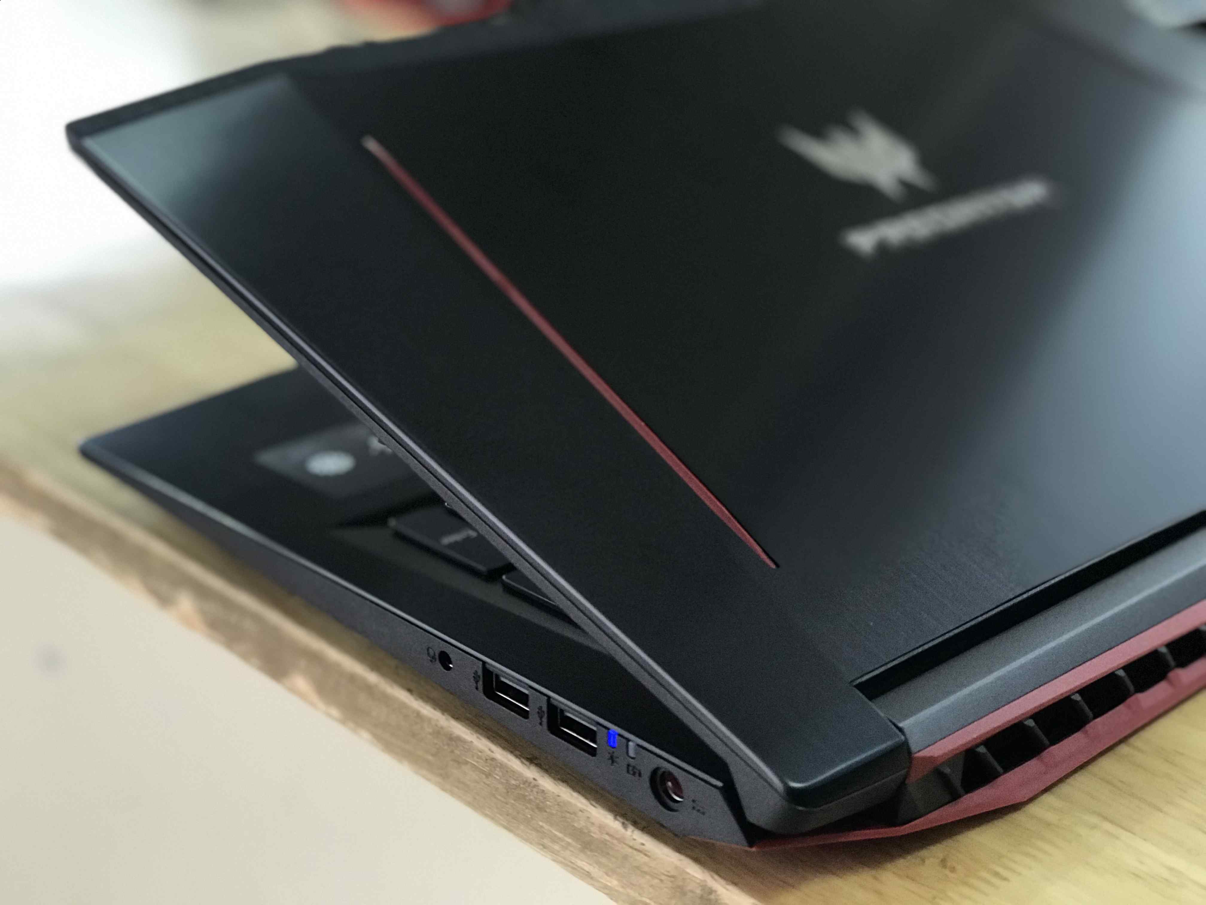 đánh giá thiết kế acer predator helios 300