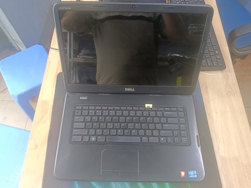 Dell Inspiron 3520 mặt B, C