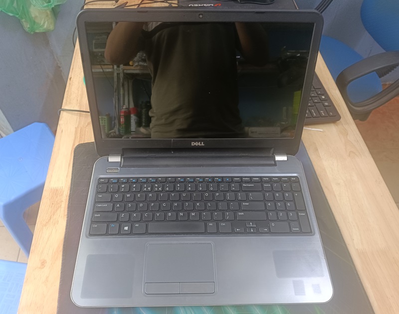 Dell Inspiron 5537 mặt B, C