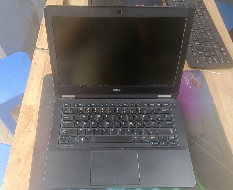 Dell Latitude E5270mặt B, C