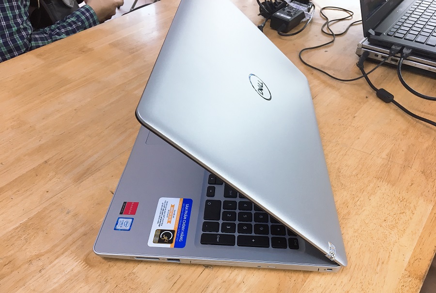 góc trái laptop dell 5570