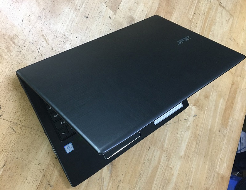 góc trái laptop acer E5-575