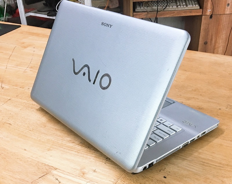 góc trái laptop sony vgn-nw