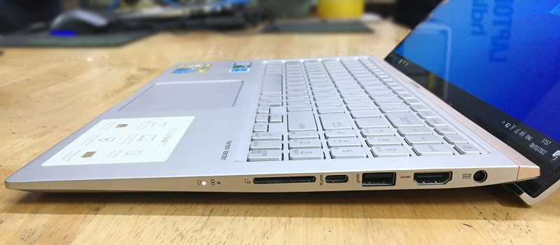 laptop asus UX533