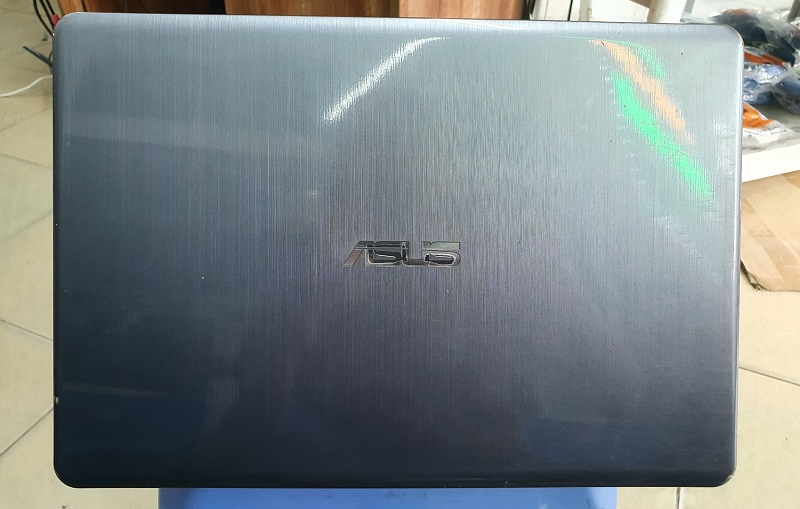 Asus E406SA