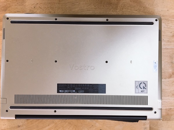 mặt dưới laptop dell vostro 5568