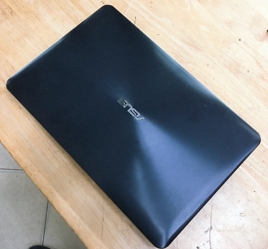 mặt trên laptop suất 