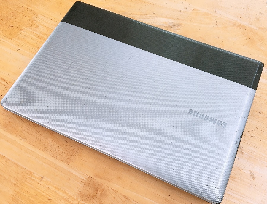 mặt trên laptop samsung rv409