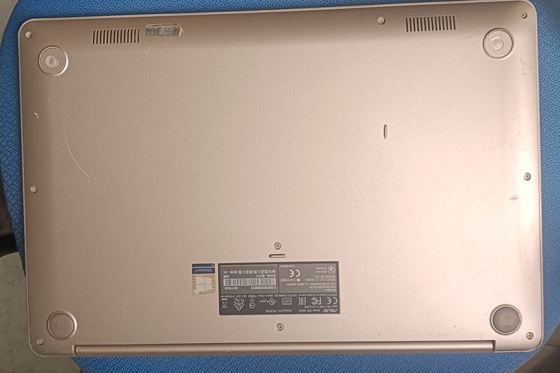 Asus S510U mặt D