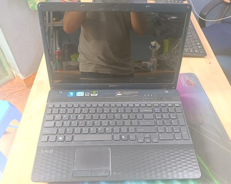 Sony Vaio VPCEH mặt B, C