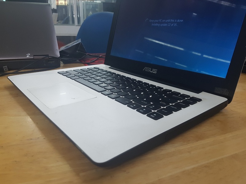 Laptop Asus X453S màu trắng