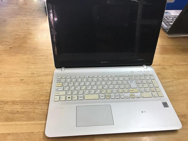 hai mặt bên trong laptop sony vaio svf15